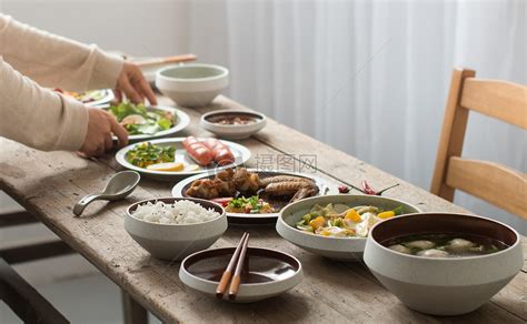 餐桌吃飯